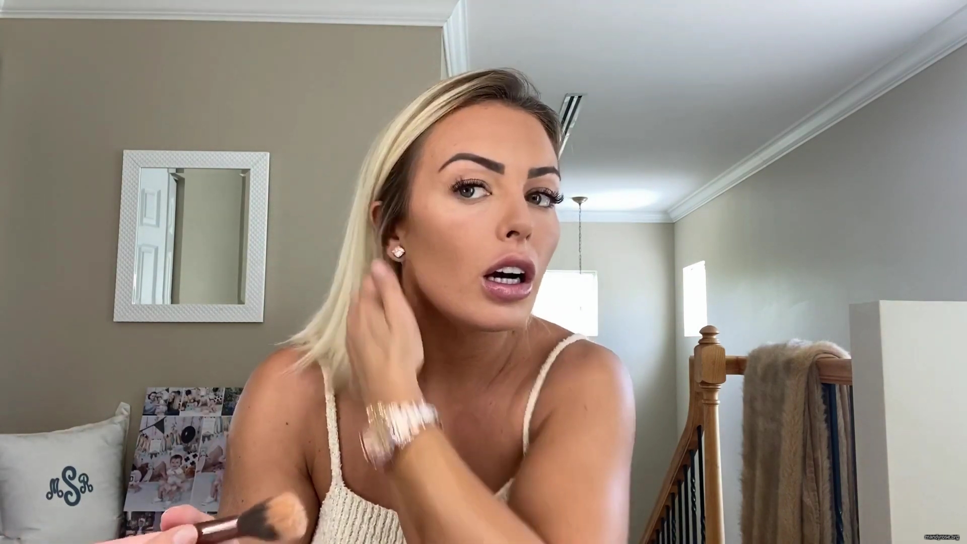MY_NEW_LOOK21_How-to_do_your_makeup_in_less_than_10_mins21_mp40473.jpg