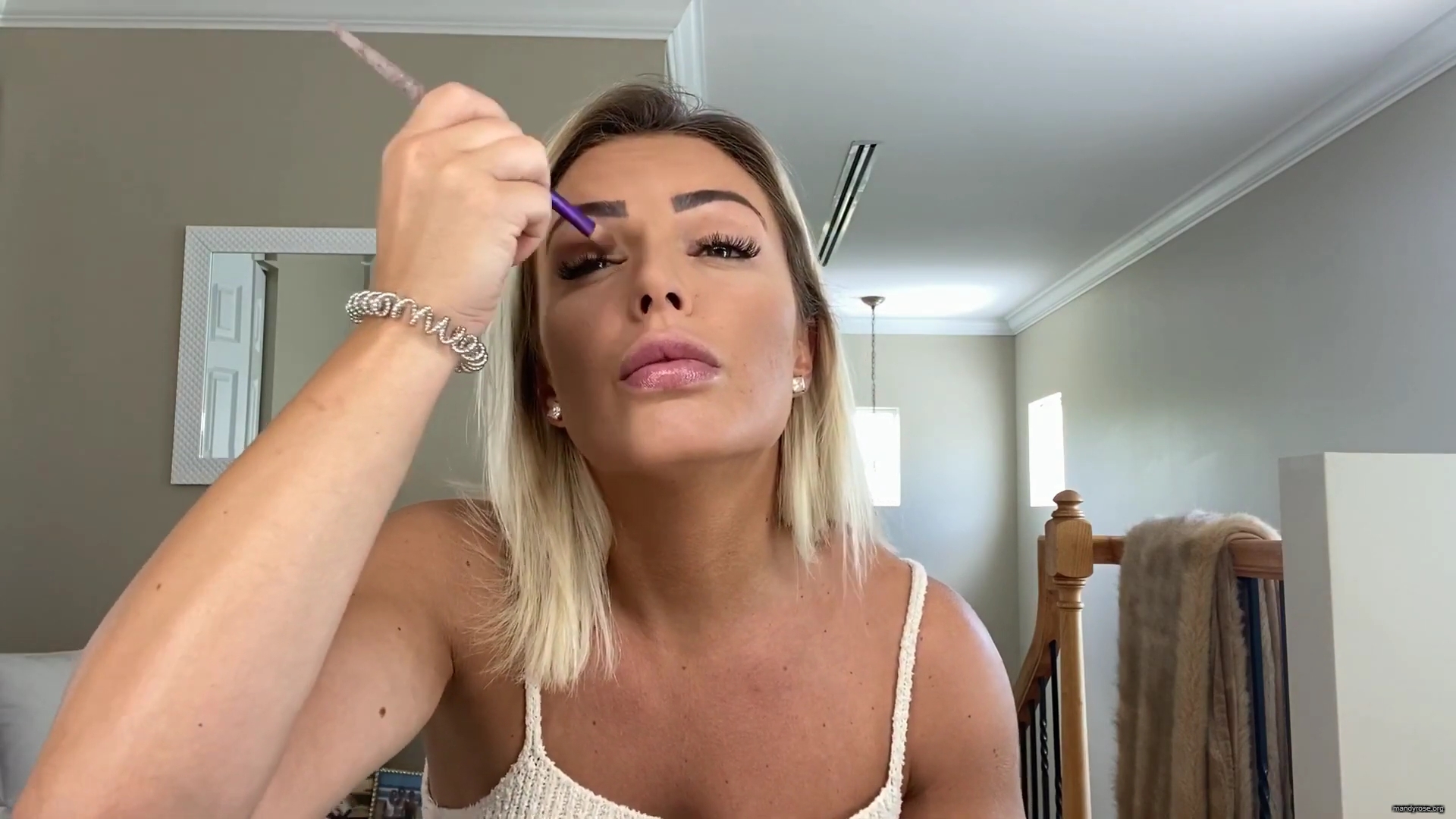 MY_NEW_LOOK21_How-to_do_your_makeup_in_less_than_10_mins21_mp40502.jpg