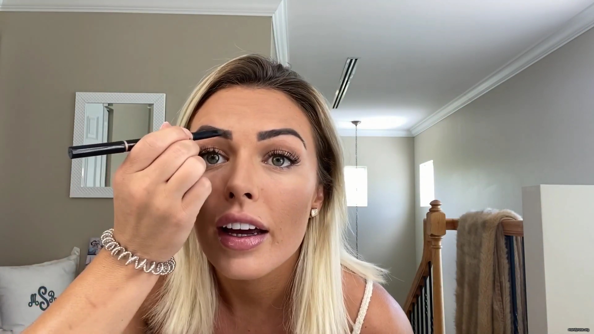 MY_NEW_LOOK21_How-to_do_your_makeup_in_less_than_10_mins21_mp40575.jpg