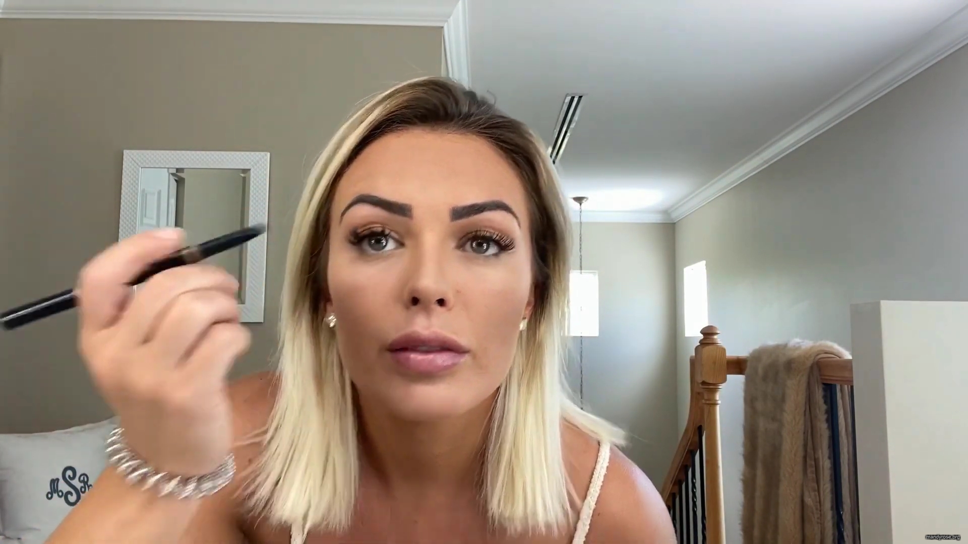 MY_NEW_LOOK21_How-to_do_your_makeup_in_less_than_10_mins21_mp40576.jpg