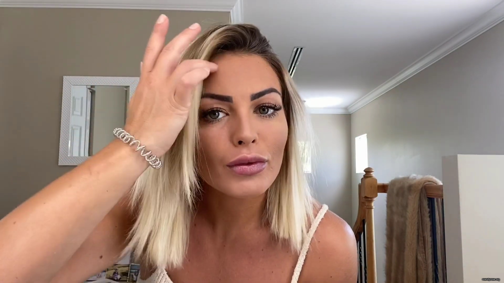 MY_NEW_LOOK21_How-to_do_your_makeup_in_less_than_10_mins21_mp40702.jpg