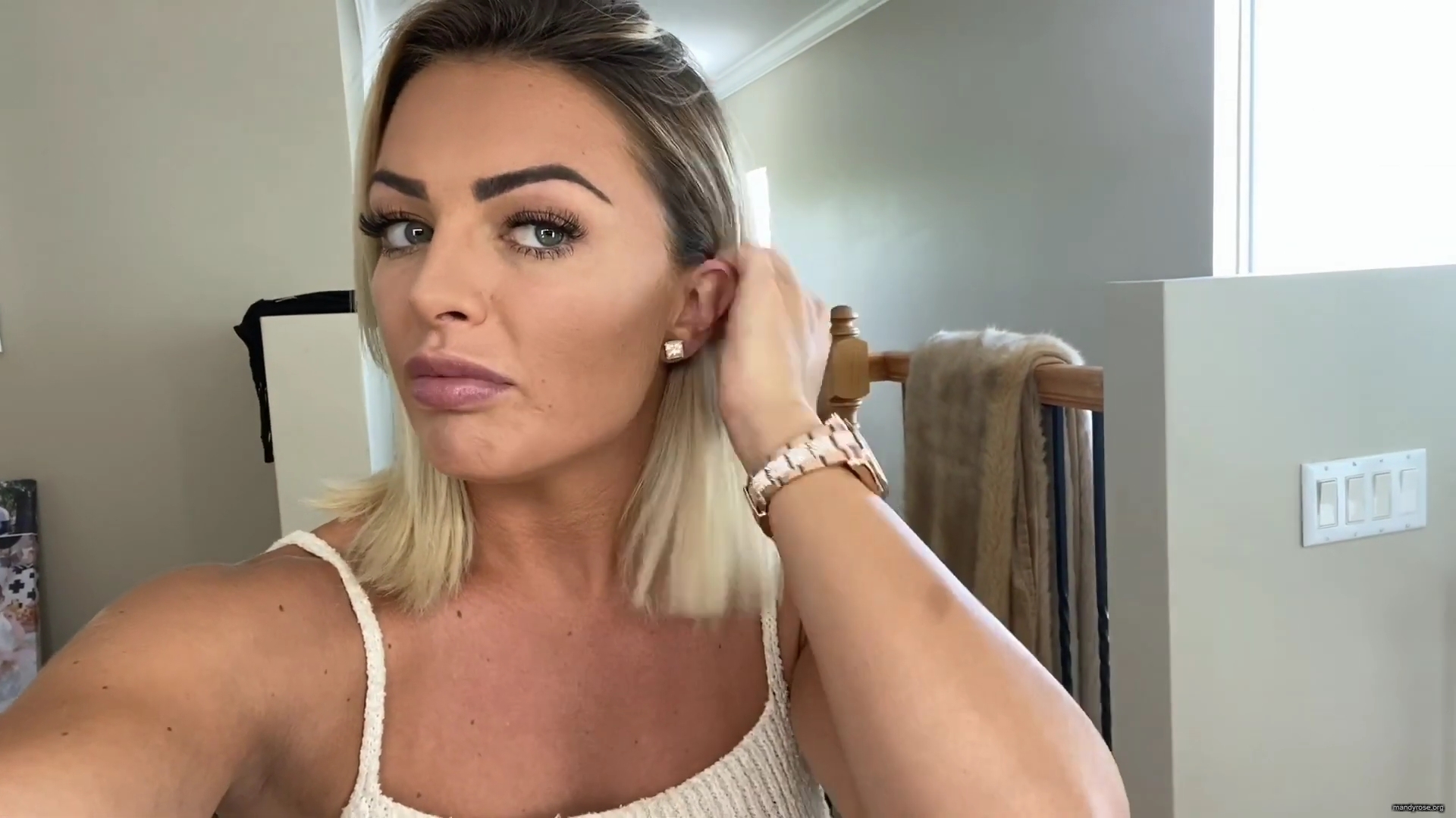 MY_NEW_LOOK21_How-to_do_your_makeup_in_less_than_10_mins21_mp40751.jpg