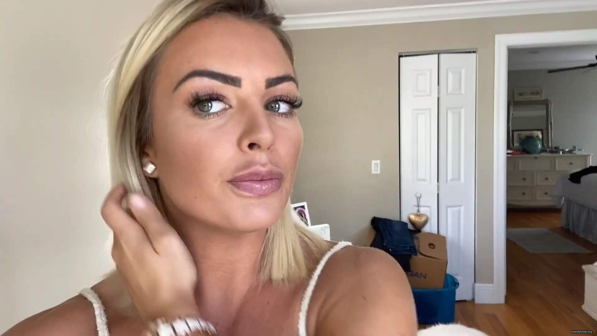 MY_NEW_LOOK21_How-to_do_your_makeup_in_less_than_10_mins21_mp40768.jpg