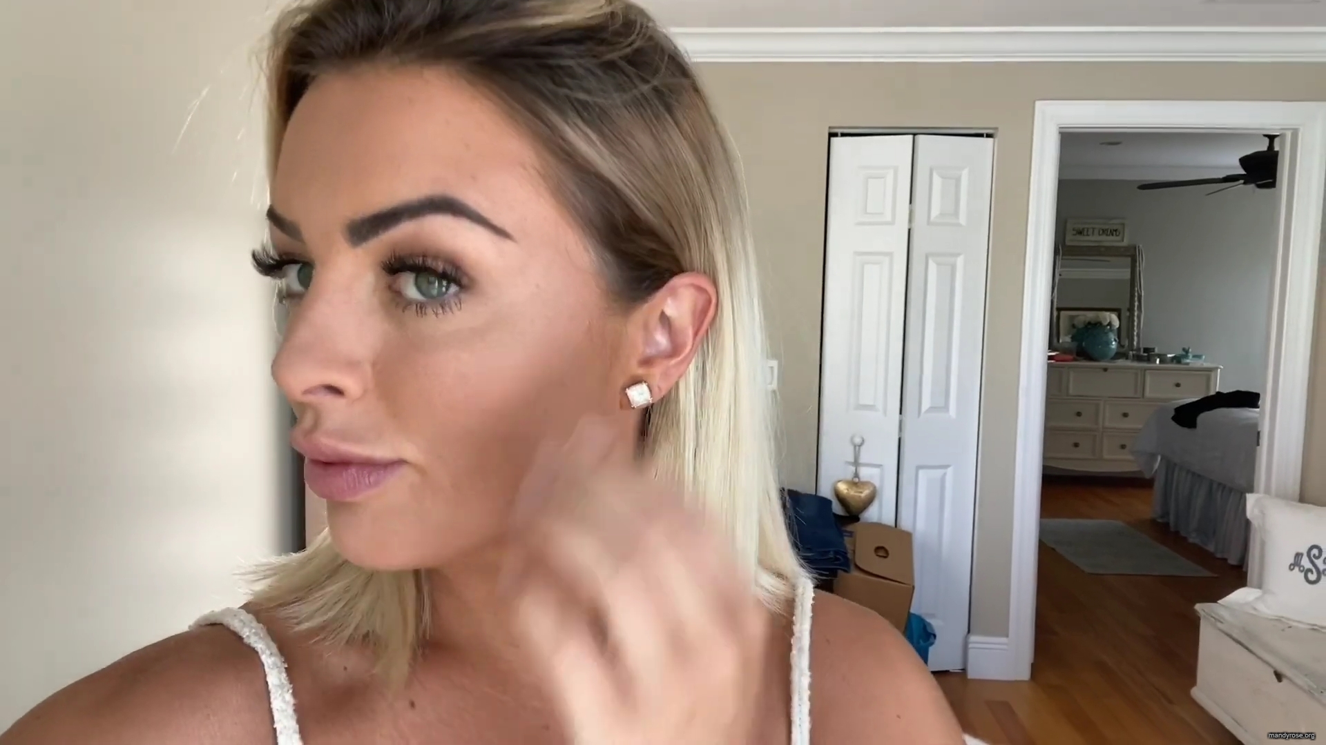 MY_NEW_LOOK21_How-to_do_your_makeup_in_less_than_10_mins21_mp40770.jpg