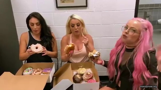 Post-workout_w_BRADLEY_MARTYN21_Mandy_Rose_Sonya_Deville_WWE_DAMANDYZ_mp44214.jpg