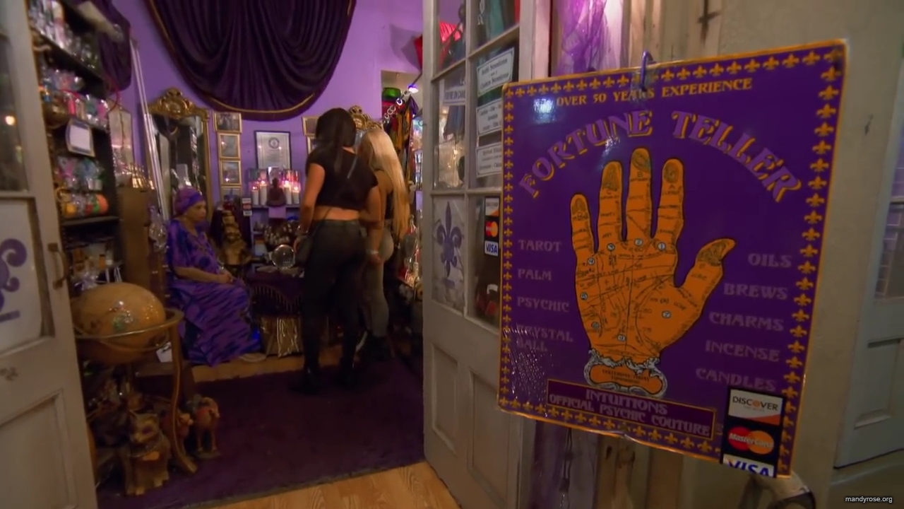Priestess_Catherina_teaches_Paige_about_voodoo_Total_Divas_Bonus_Clip_Sept__19_2018_mp40025.jpg