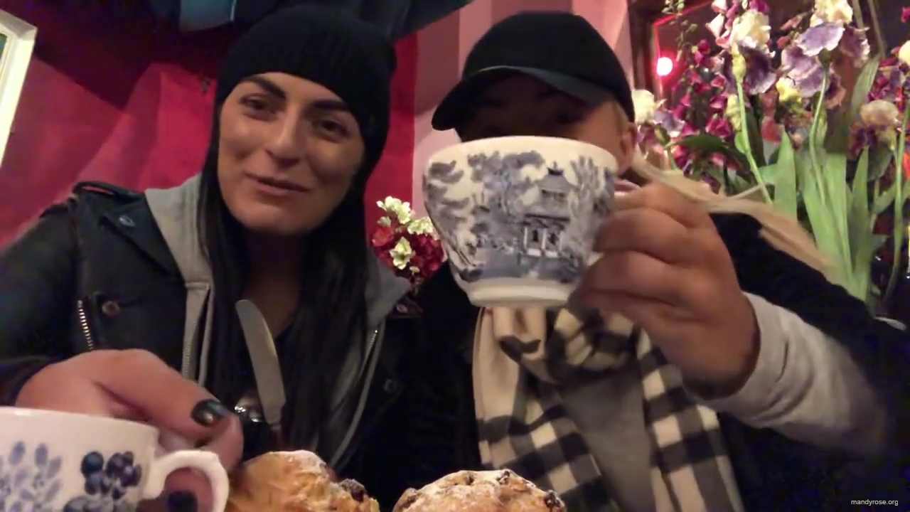 SPECIAL_Episode_of_DAMANDYZ_DONUTZ_in_Manchester_England_at_Richmond_Tea_Rooms21_________mp40000.jpg