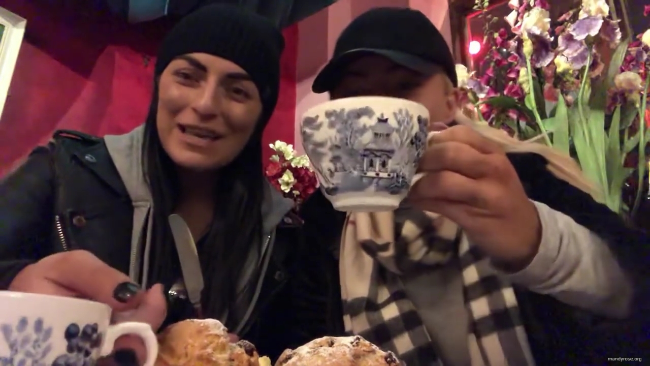 SPECIAL_Episode_of_DAMANDYZ_DONUTZ_in_Manchester_England_at_Richmond_Tea_Rooms21_________mp40002.jpg
