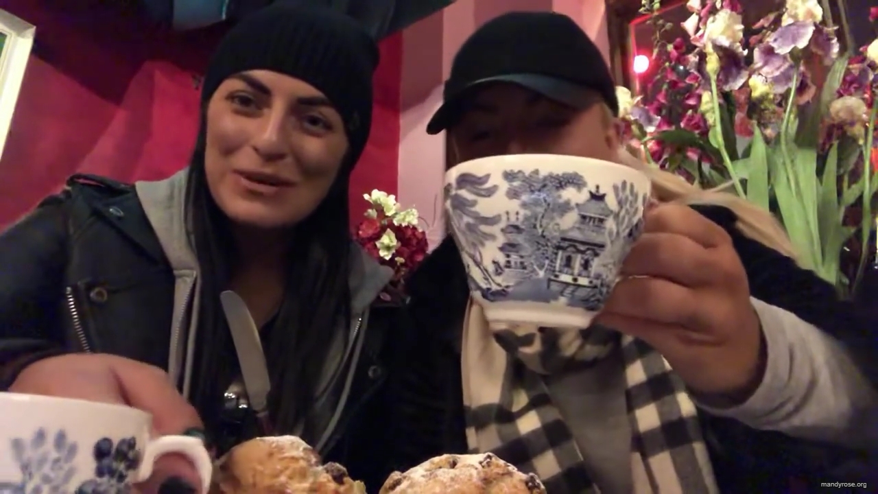 SPECIAL_Episode_of_DAMANDYZ_DONUTZ_in_Manchester_England_at_Richmond_Tea_Rooms21_________mp40003.jpg