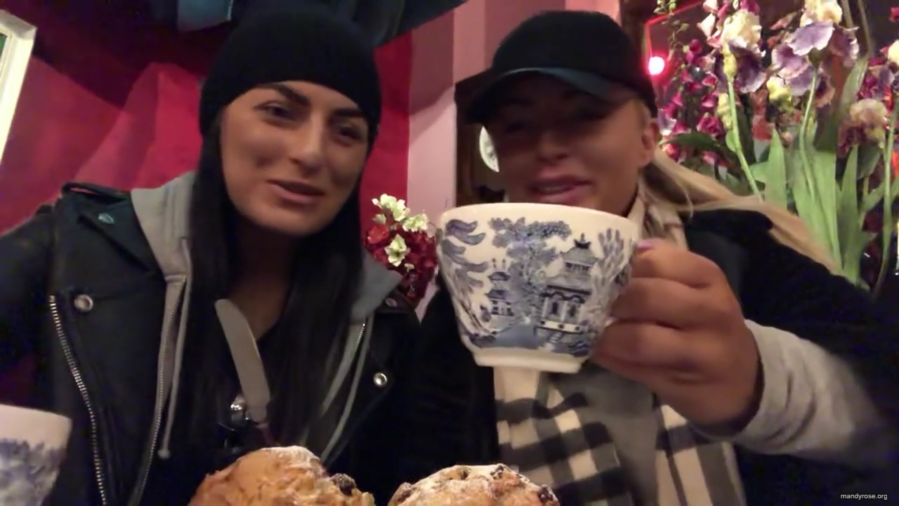 SPECIAL_Episode_of_DAMANDYZ_DONUTZ_in_Manchester_England_at_Richmond_Tea_Rooms21_________mp40004.jpg