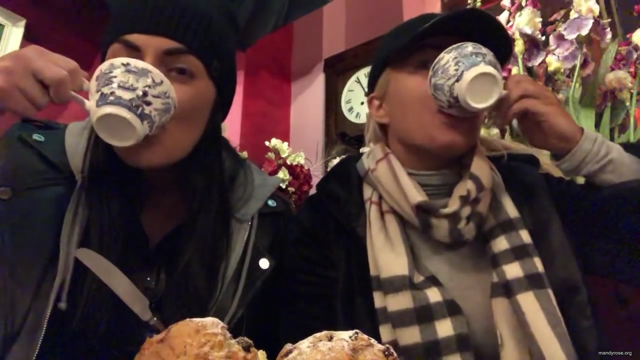 SPECIAL_Episode_of_DAMANDYZ_DONUTZ_in_Manchester_England_at_Richmond_Tea_Rooms21_________mp40008.jpg