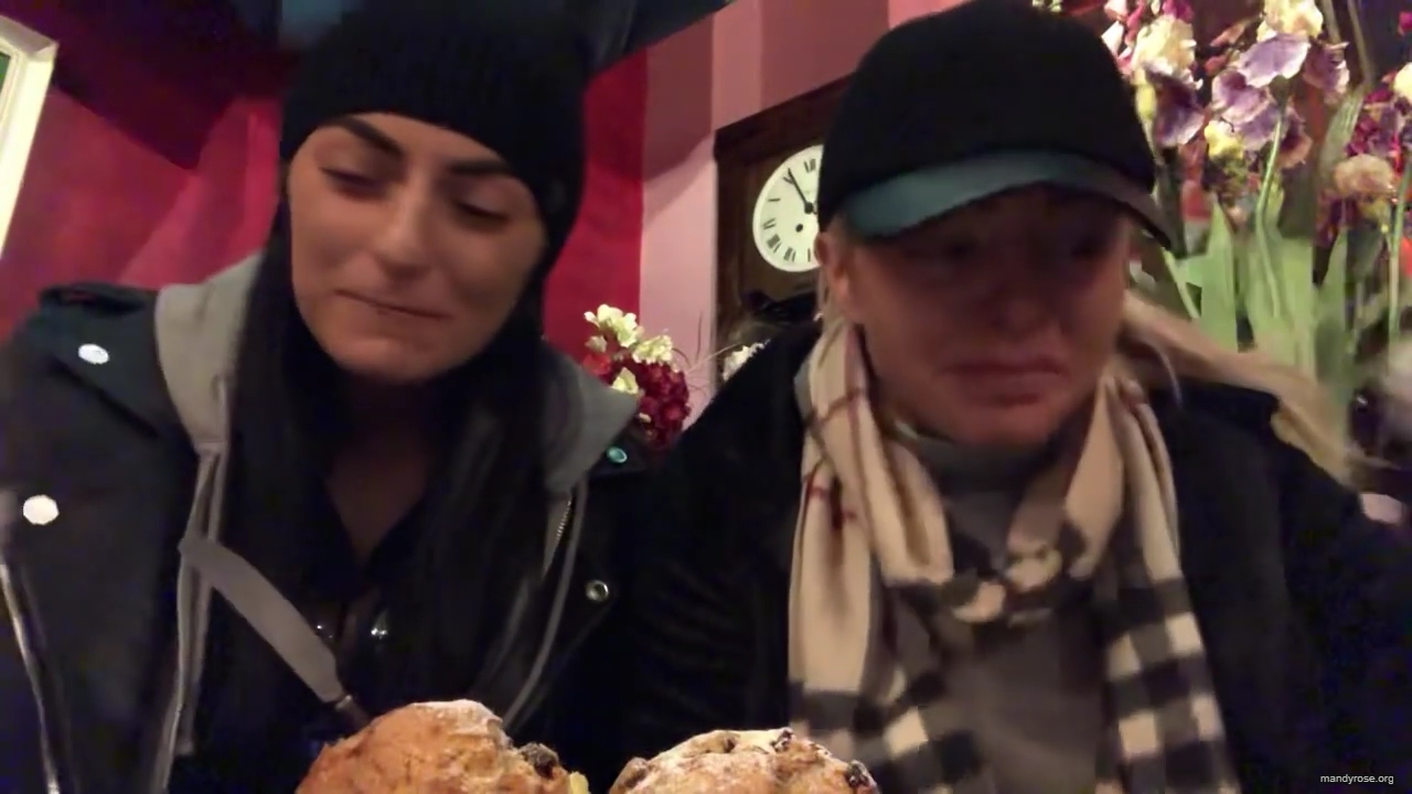 SPECIAL_Episode_of_DAMANDYZ_DONUTZ_in_Manchester_England_at_Richmond_Tea_Rooms21_________mp40009.jpg