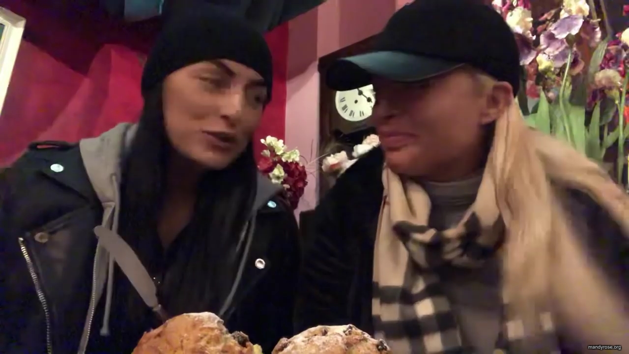 SPECIAL_Episode_of_DAMANDYZ_DONUTZ_in_Manchester_England_at_Richmond_Tea_Rooms21_________mp40010.jpg