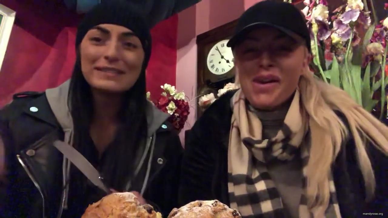 SPECIAL_Episode_of_DAMANDYZ_DONUTZ_in_Manchester_England_at_Richmond_Tea_Rooms21_________mp40011.jpg