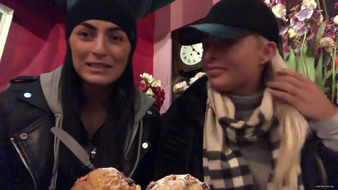 SPECIAL_Episode_of_DAMANDYZ_DONUTZ_in_Manchester_England_at_Richmond_Tea_Rooms21_________mp40012.jpg