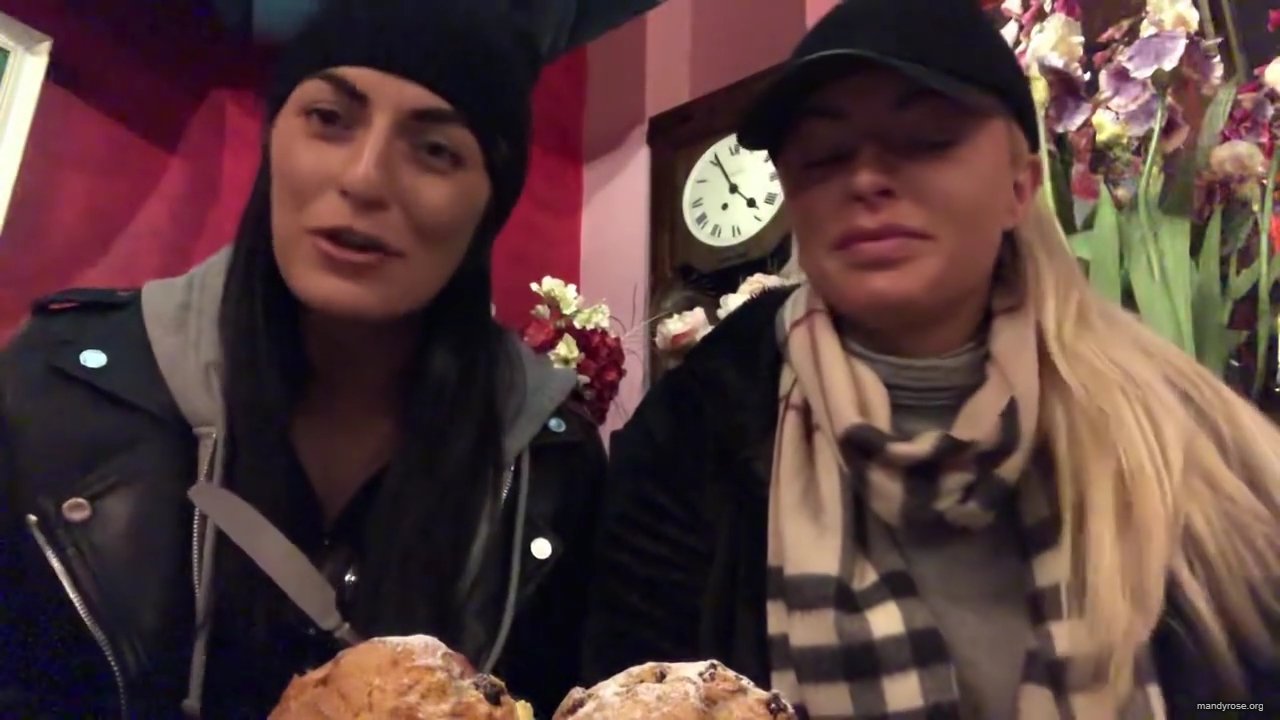 SPECIAL_Episode_of_DAMANDYZ_DONUTZ_in_Manchester_England_at_Richmond_Tea_Rooms21_________mp40013.jpg