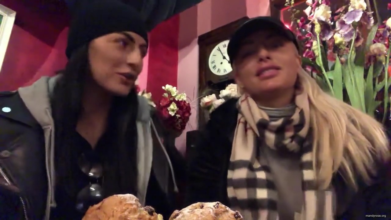 SPECIAL_Episode_of_DAMANDYZ_DONUTZ_in_Manchester_England_at_Richmond_Tea_Rooms21_________mp40015.jpg