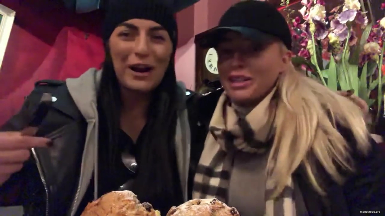 SPECIAL_Episode_of_DAMANDYZ_DONUTZ_in_Manchester_England_at_Richmond_Tea_Rooms21_________mp40016.jpg