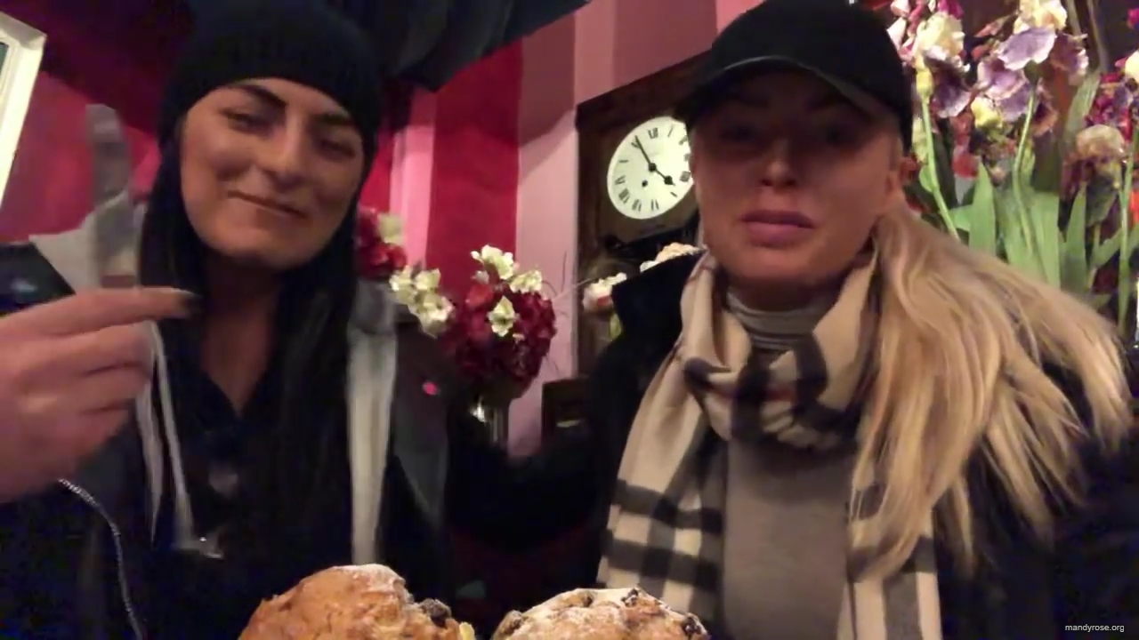 SPECIAL_Episode_of_DAMANDYZ_DONUTZ_in_Manchester_England_at_Richmond_Tea_Rooms21_________mp40018.jpg