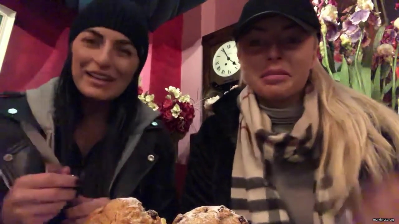 SPECIAL_Episode_of_DAMANDYZ_DONUTZ_in_Manchester_England_at_Richmond_Tea_Rooms21_________mp40019.jpg
