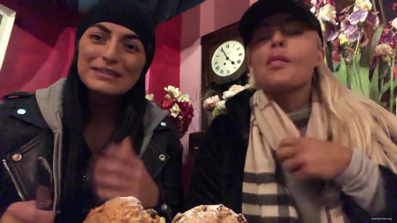 SPECIAL_Episode_of_DAMANDYZ_DONUTZ_in_Manchester_England_at_Richmond_Tea_Rooms21_________mp40020.jpg
