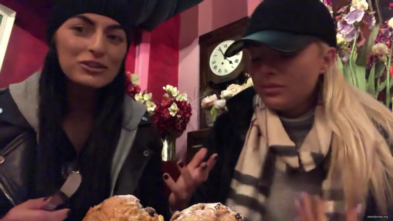SPECIAL_Episode_of_DAMANDYZ_DONUTZ_in_Manchester_England_at_Richmond_Tea_Rooms21_________mp40022.jpg