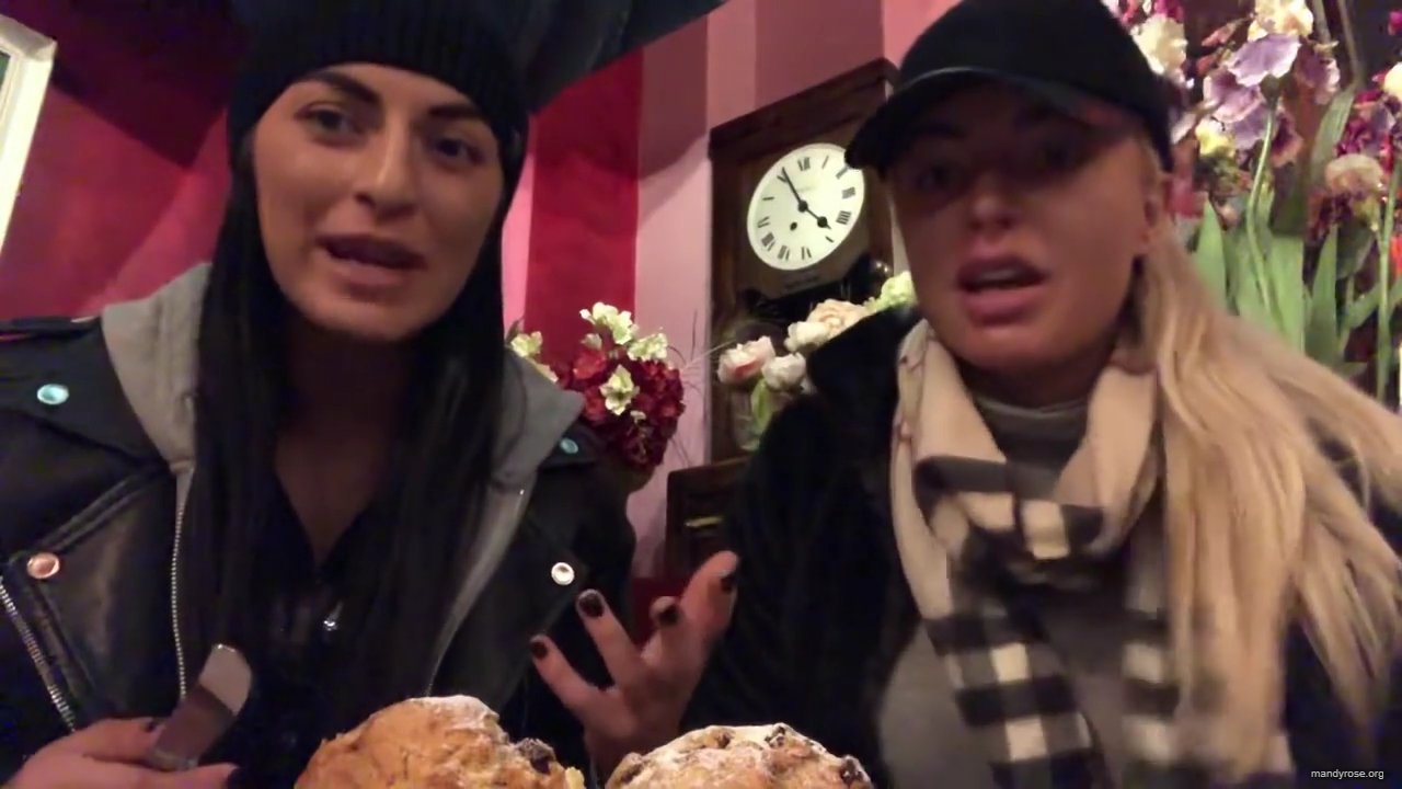 SPECIAL_Episode_of_DAMANDYZ_DONUTZ_in_Manchester_England_at_Richmond_Tea_Rooms21_________mp40023.jpg