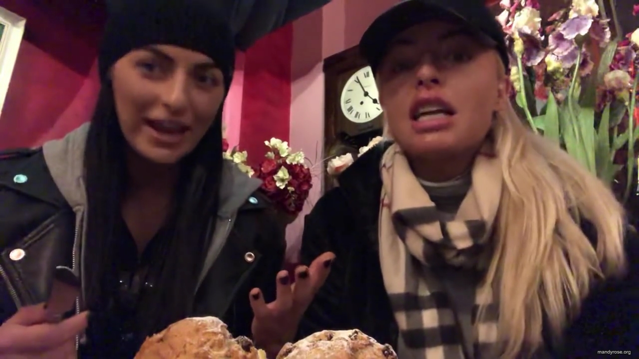 SPECIAL_Episode_of_DAMANDYZ_DONUTZ_in_Manchester_England_at_Richmond_Tea_Rooms21_________mp40025.jpg