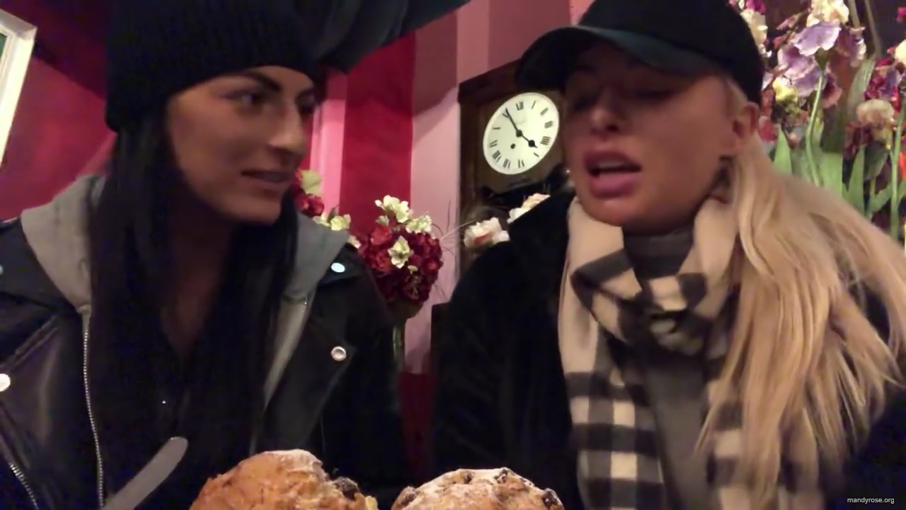 SPECIAL_Episode_of_DAMANDYZ_DONUTZ_in_Manchester_England_at_Richmond_Tea_Rooms21_________mp40027.jpg