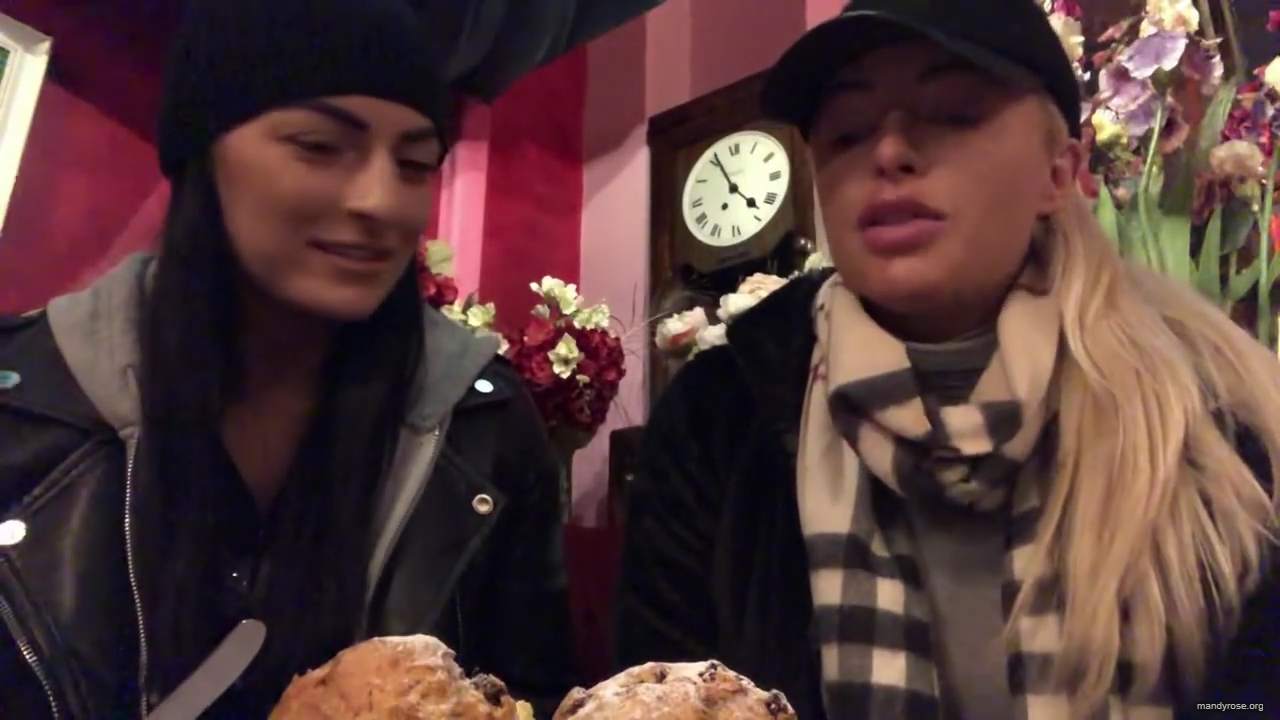 SPECIAL_Episode_of_DAMANDYZ_DONUTZ_in_Manchester_England_at_Richmond_Tea_Rooms21_________mp40028.jpg