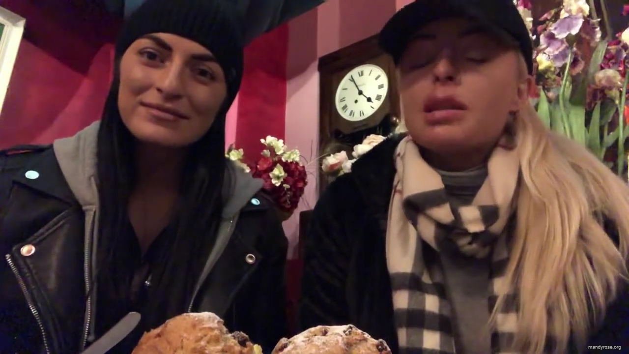 SPECIAL_Episode_of_DAMANDYZ_DONUTZ_in_Manchester_England_at_Richmond_Tea_Rooms21_________mp40030.jpg