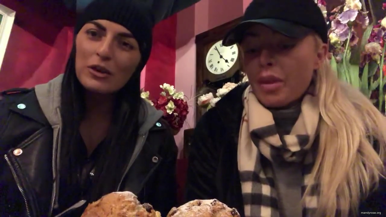 SPECIAL_Episode_of_DAMANDYZ_DONUTZ_in_Manchester_England_at_Richmond_Tea_Rooms21_________mp40032.jpg
