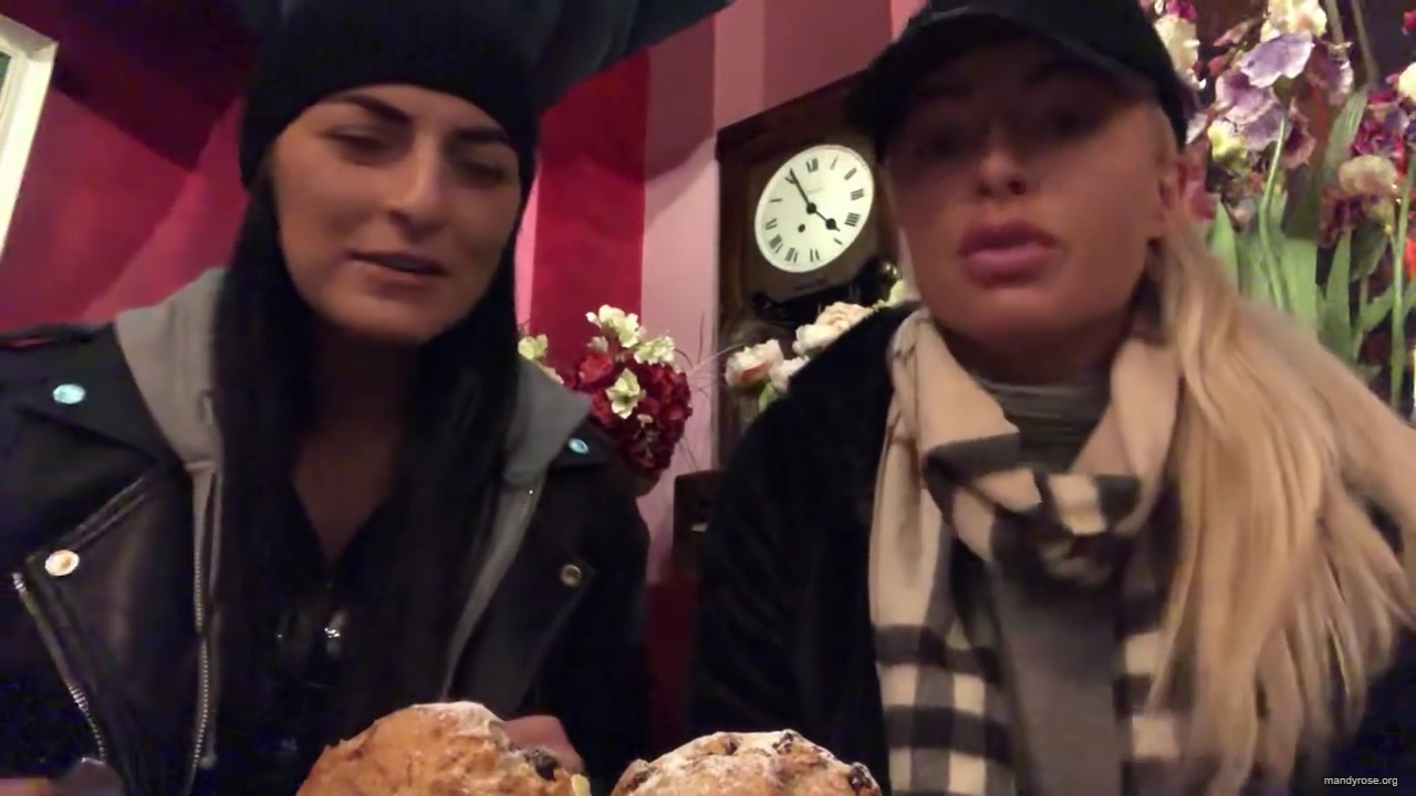 SPECIAL_Episode_of_DAMANDYZ_DONUTZ_in_Manchester_England_at_Richmond_Tea_Rooms21_________mp40035.jpg