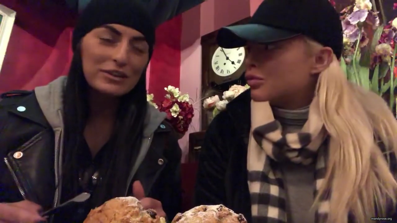 SPECIAL_Episode_of_DAMANDYZ_DONUTZ_in_Manchester_England_at_Richmond_Tea_Rooms21_________mp40037.jpg