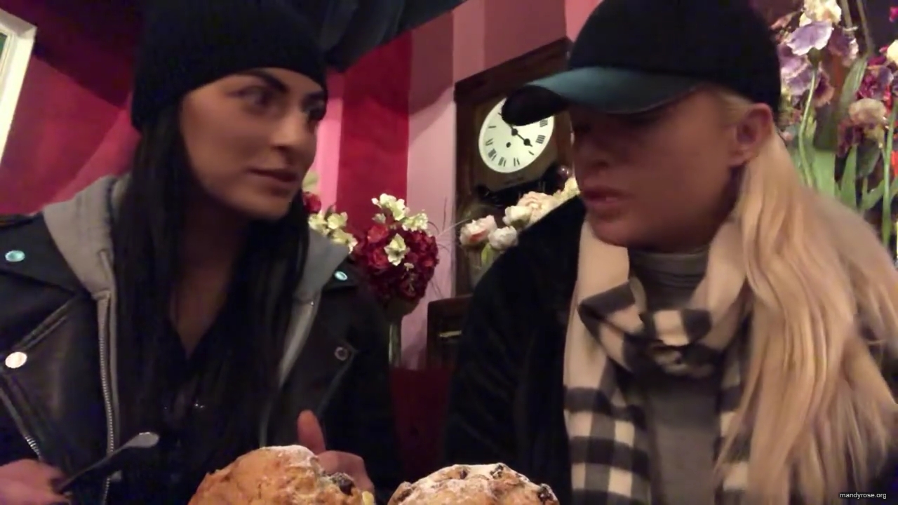 SPECIAL_Episode_of_DAMANDYZ_DONUTZ_in_Manchester_England_at_Richmond_Tea_Rooms21_________mp40038.jpg