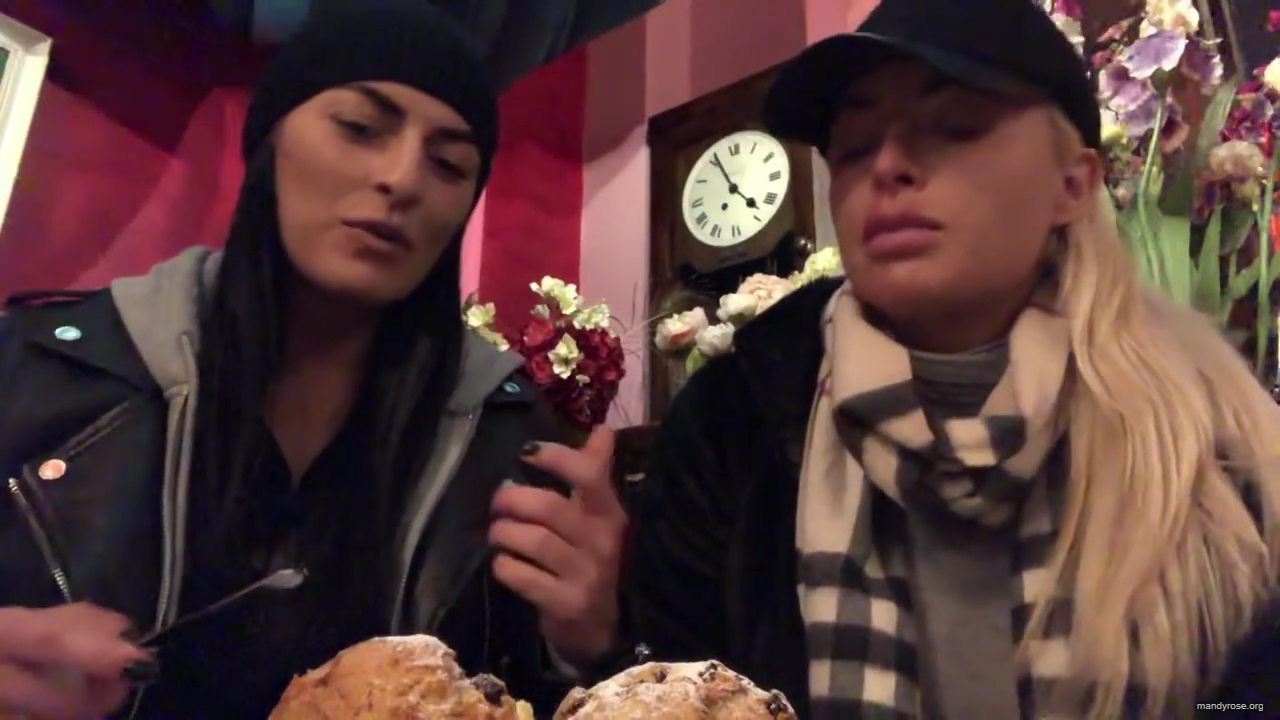 SPECIAL_Episode_of_DAMANDYZ_DONUTZ_in_Manchester_England_at_Richmond_Tea_Rooms21_________mp40039.jpg