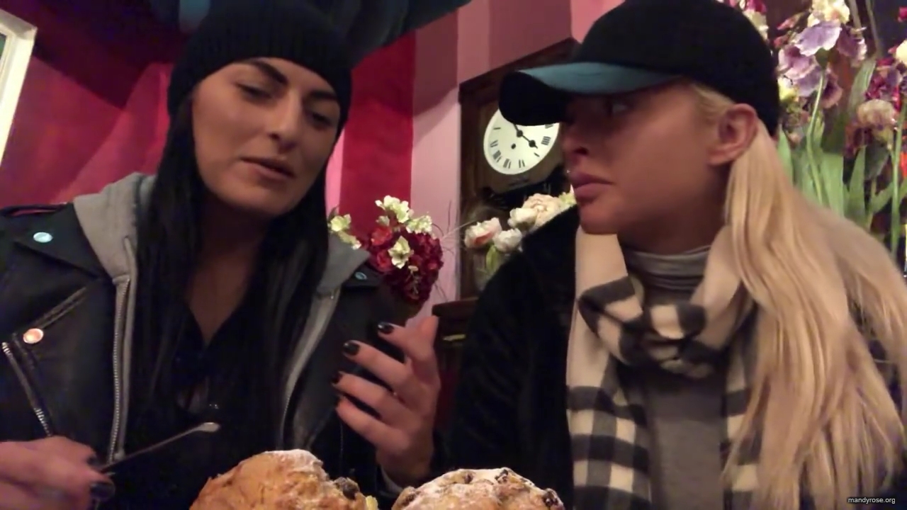 SPECIAL_Episode_of_DAMANDYZ_DONUTZ_in_Manchester_England_at_Richmond_Tea_Rooms21_________mp40040.jpg