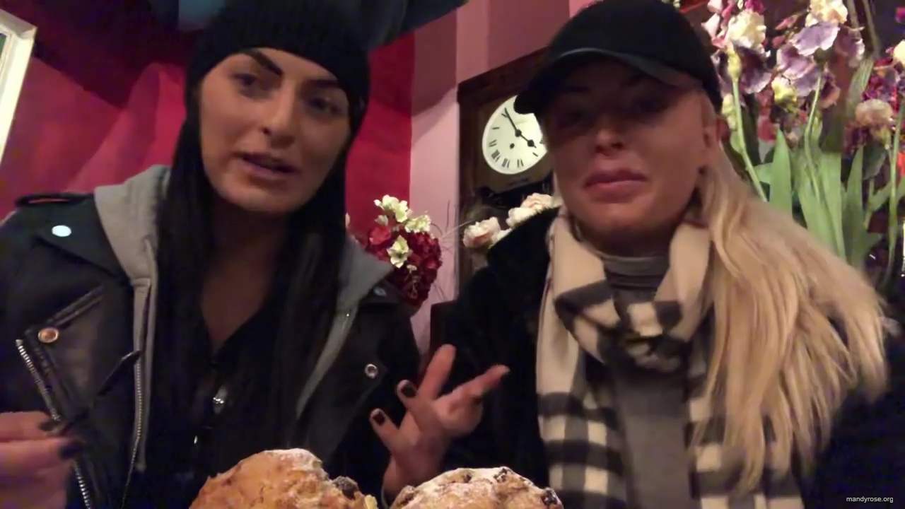 SPECIAL_Episode_of_DAMANDYZ_DONUTZ_in_Manchester_England_at_Richmond_Tea_Rooms21_________mp40042.jpg
