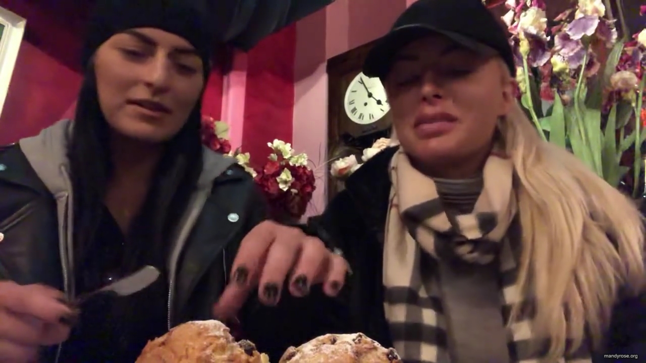 SPECIAL_Episode_of_DAMANDYZ_DONUTZ_in_Manchester_England_at_Richmond_Tea_Rooms21_________mp40045.jpg