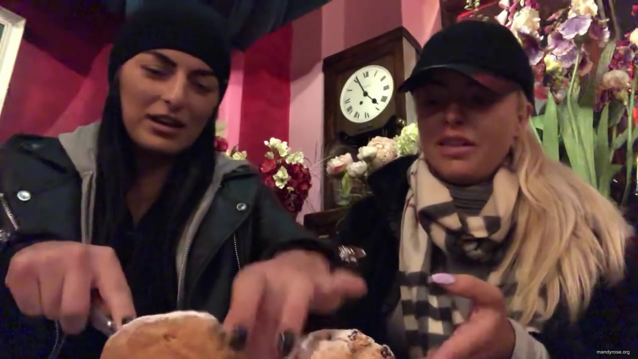 SPECIAL_Episode_of_DAMANDYZ_DONUTZ_in_Manchester_England_at_Richmond_Tea_Rooms21_________mp40048.jpg