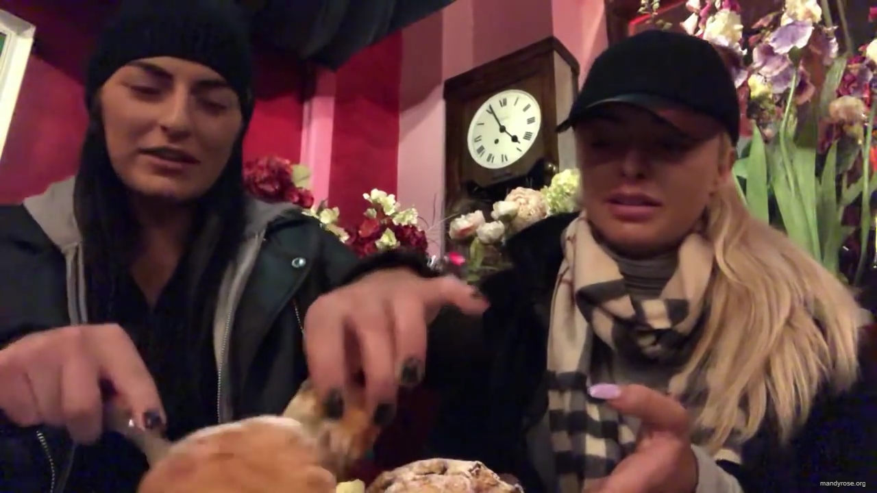 SPECIAL_Episode_of_DAMANDYZ_DONUTZ_in_Manchester_England_at_Richmond_Tea_Rooms21_________mp40049.jpg