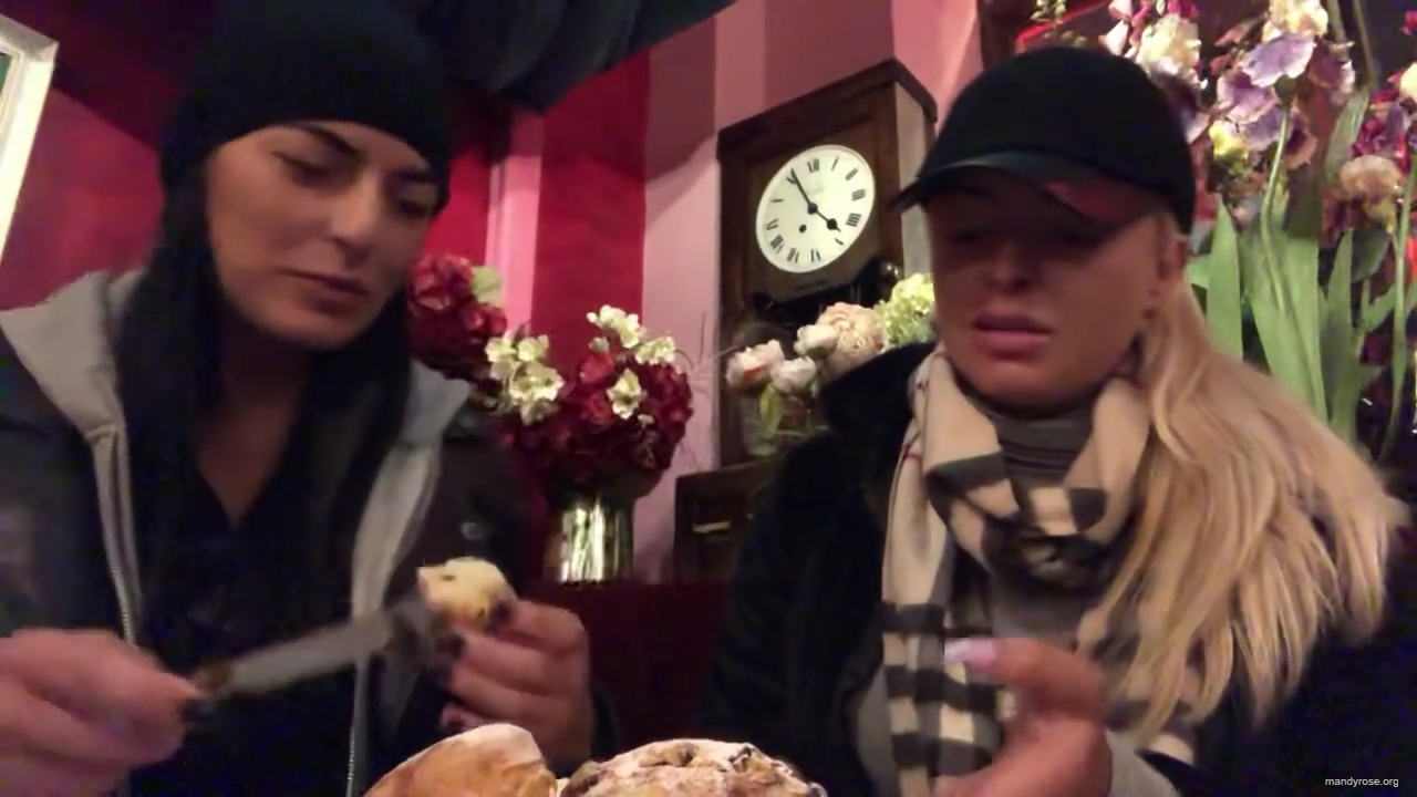 SPECIAL_Episode_of_DAMANDYZ_DONUTZ_in_Manchester_England_at_Richmond_Tea_Rooms21_________mp40050.jpg