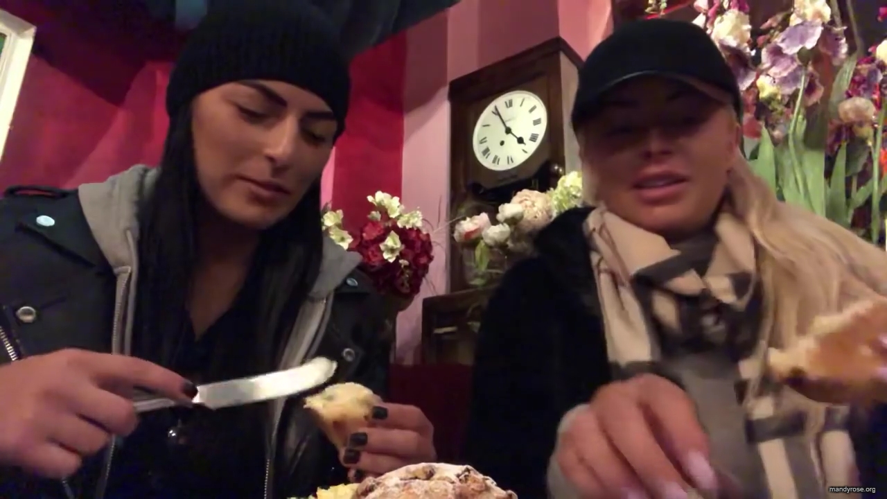 SPECIAL_Episode_of_DAMANDYZ_DONUTZ_in_Manchester_England_at_Richmond_Tea_Rooms21_________mp40058.jpg