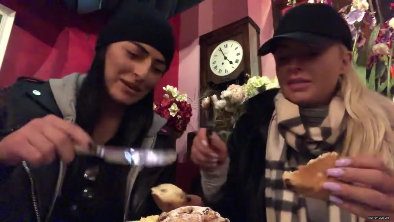 SPECIAL_Episode_of_DAMANDYZ_DONUTZ_in_Manchester_England_at_Richmond_Tea_Rooms21_________mp40059.jpg