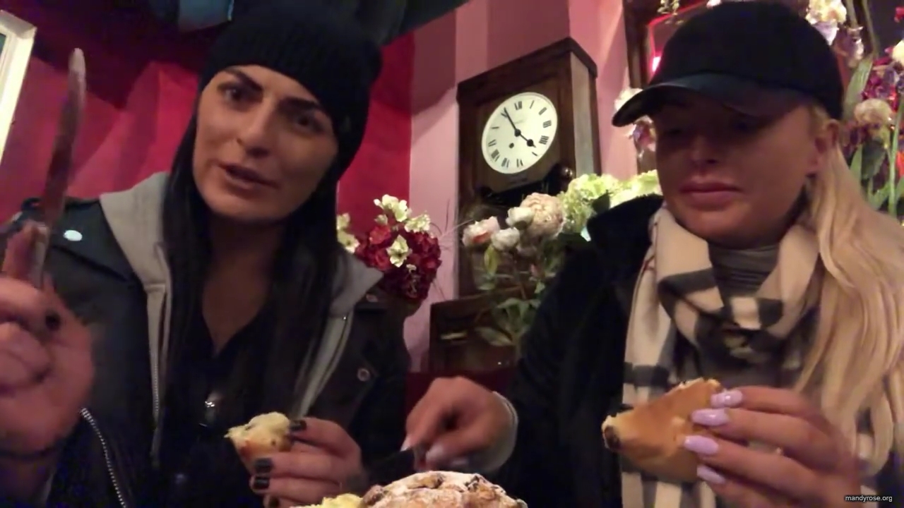 SPECIAL_Episode_of_DAMANDYZ_DONUTZ_in_Manchester_England_at_Richmond_Tea_Rooms21_________mp40060.jpg