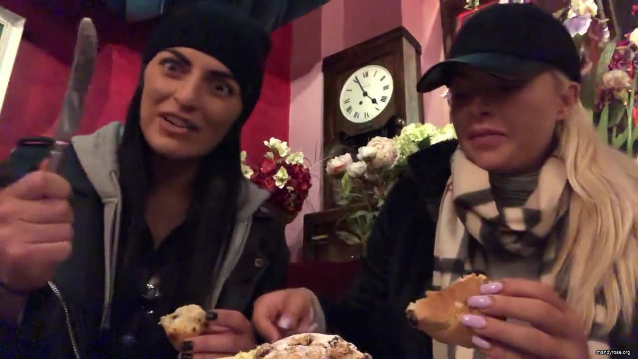 SPECIAL_Episode_of_DAMANDYZ_DONUTZ_in_Manchester_England_at_Richmond_Tea_Rooms21_________mp40061.jpg