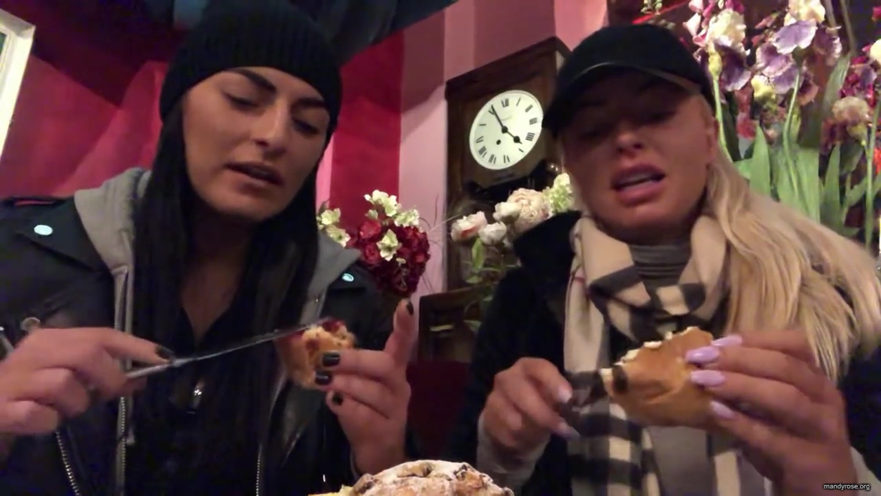 SPECIAL_Episode_of_DAMANDYZ_DONUTZ_in_Manchester_England_at_Richmond_Tea_Rooms21_________mp40072.jpg