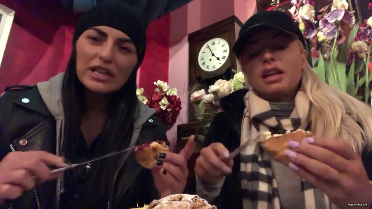 SPECIAL_Episode_of_DAMANDYZ_DONUTZ_in_Manchester_England_at_Richmond_Tea_Rooms21_________mp40073.jpg