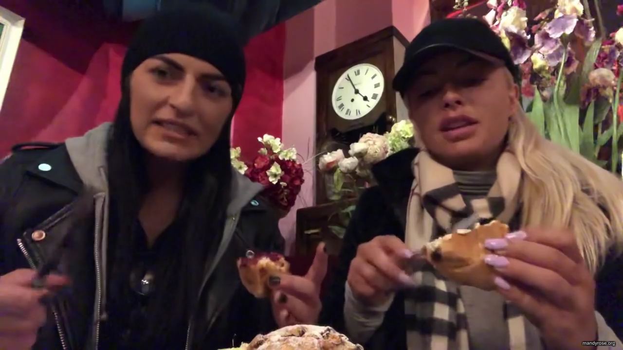 SPECIAL_Episode_of_DAMANDYZ_DONUTZ_in_Manchester_England_at_Richmond_Tea_Rooms21_________mp40074.jpg
