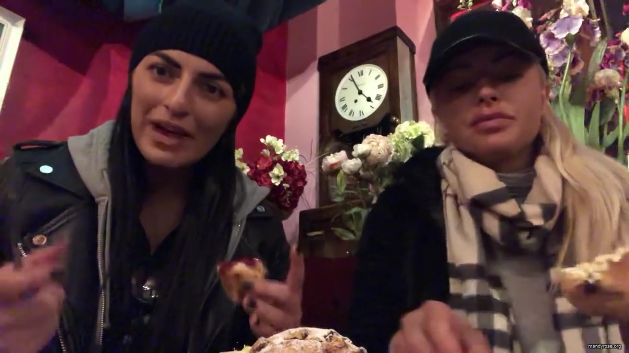 SPECIAL_Episode_of_DAMANDYZ_DONUTZ_in_Manchester_England_at_Richmond_Tea_Rooms21_________mp40075.jpg